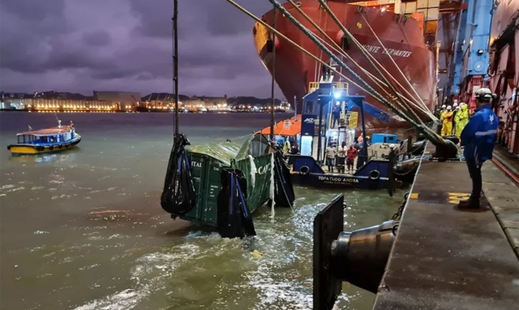 Focus on logistics newsletter-The container fell into the water and the goods were washed ashore! 