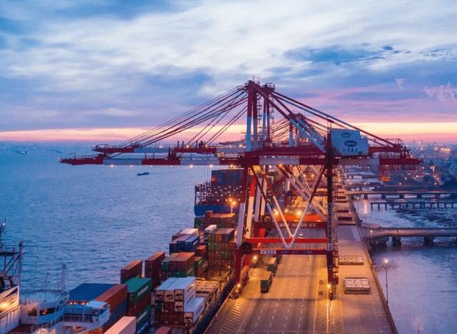 Focus on logistics newsletter-The container throughput of Shanghai Port ranks first for 14 years 